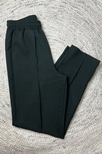 طقم باللون الأخضر الغامق