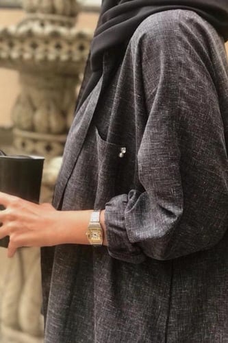 عباية باللون الرمادي