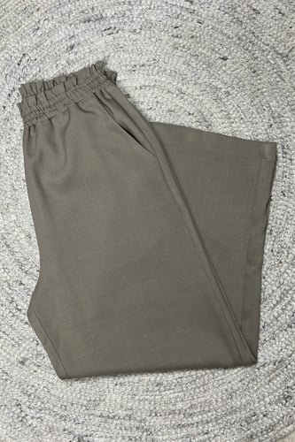 طقم من قطعتين بلوزة وبنطلون باللون البيج