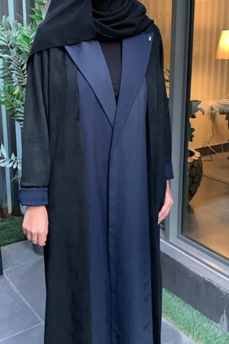 عباية كريب باللون الأسود والكحلي