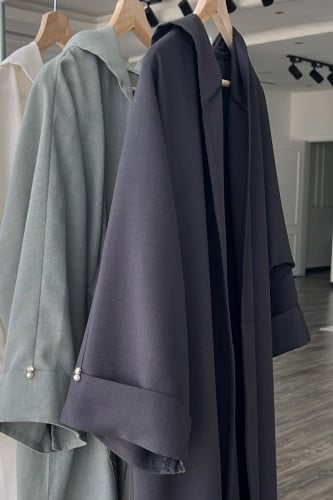 عباية باللون الرمادي