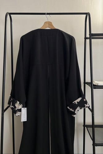 عباية باللون الأسود