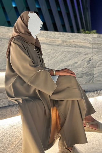 طقم من اربع قطع باللون البيج