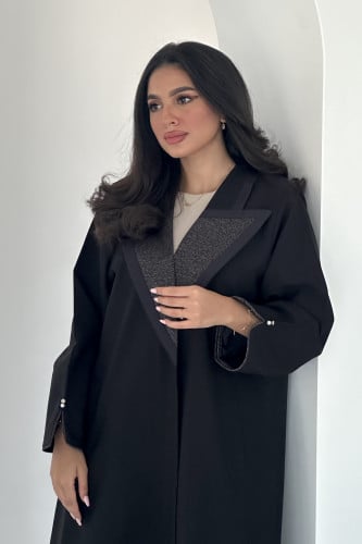 عباية باللون الأسود