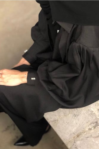 عباية باللون الأسود