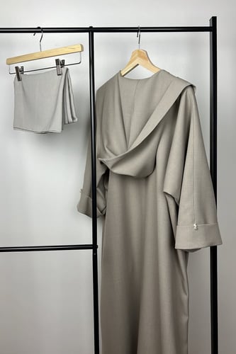 طقم باللون البيج