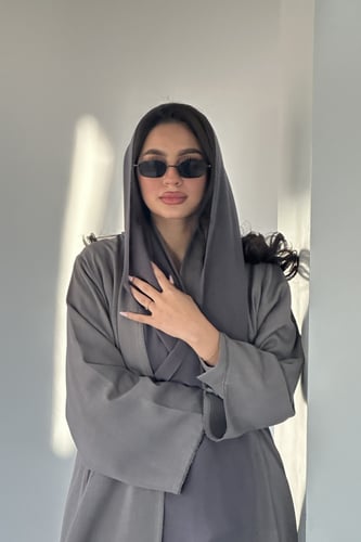 طقم من اربع قطع باللون الرمادي