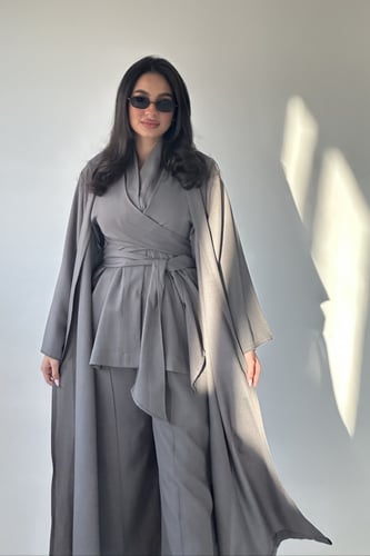 طقم من اربع قطع باللون الرمادي