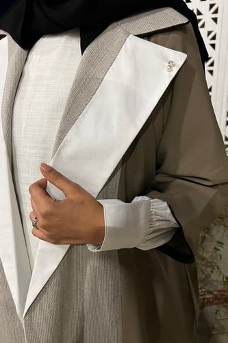 عباية باللون البيج والأبيض