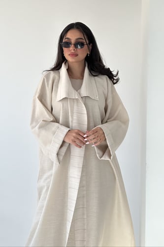 عباية باللون البيج