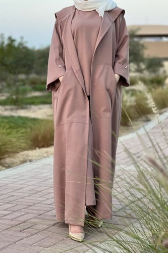 عباية باللون الوردي