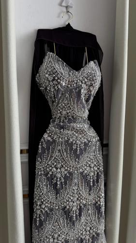 فستان سهره مزين بخرز وشال