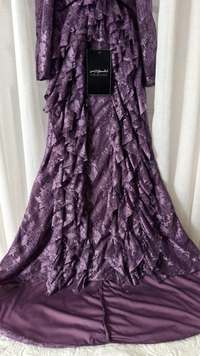 فستان ناعم مزين بدانتيل راقي