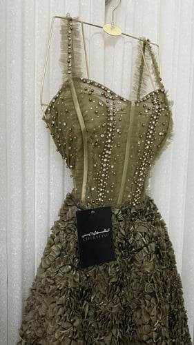 فستان سهره باللون الزيتي