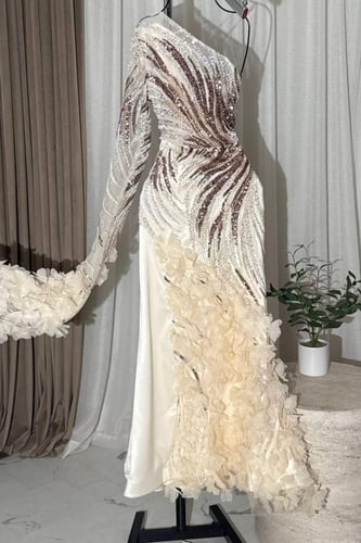 فستان سهره بكم واحد مزين بخطوط خرزيه لون بيج