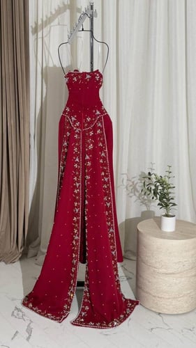 فستان عنابي راقٍ بتصميم فخم