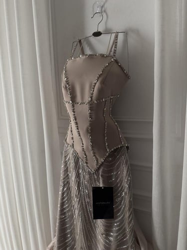 فستان سهره مزين بذيل طبقات