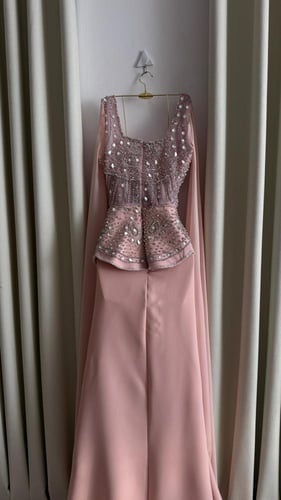 فستان سهره باللون الوردي بأكمام