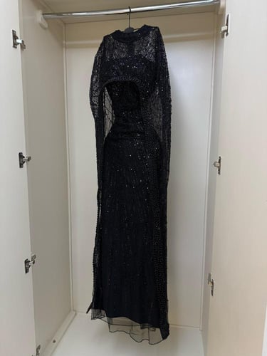 فستان بلون خمري بتطريز فاخر ولامع