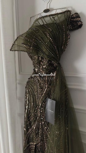 فستان سهره باللون الزيتي مزين بتطريز