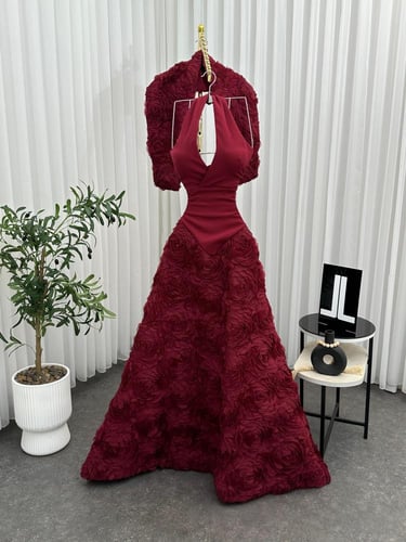 فستان سهره خناق باكمام طويلة مزين بالخرز لون أحمر