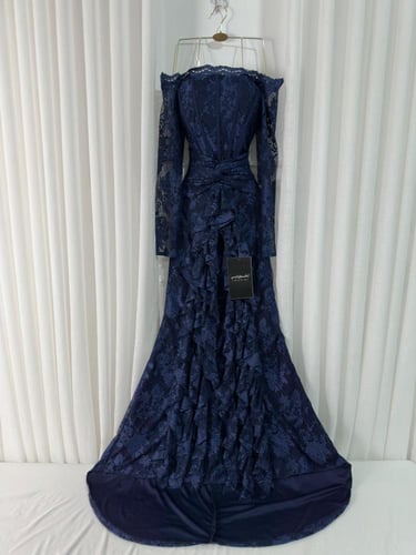 فستان ناعم مزين بدانتيل راقي