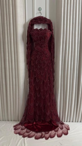 فستان كلفة خرز مزين بشال