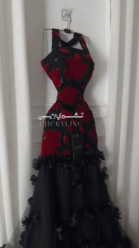 فستان سهره مزين بأسفل ورد
