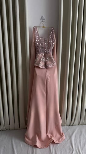 فستان سهره باللون الوردي بأكمام