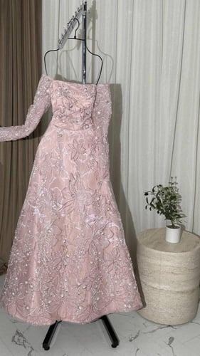 فستان وردي مطرز بأكمام طويلة