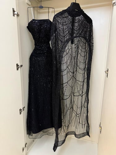 فستان بلون خمري بتطريز فاخر ولامع