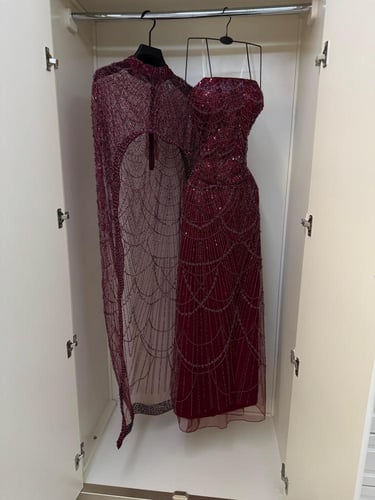 فستان بلون خمري بتطريز فاخر ولامع