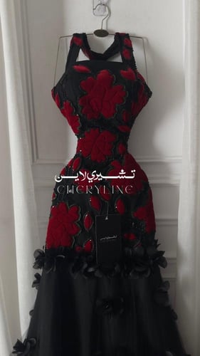 فستان سهره مزين بأسفل ورد