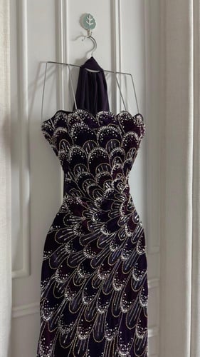 فستان سهرة قطيفه خرز بطانه تفته وشال جورجيت