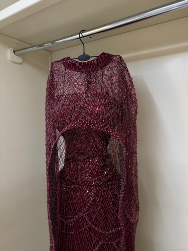 فستان بلون خمري بتطريز فاخر ولامع