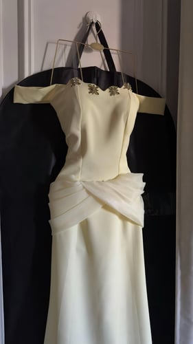 فستان سهره انيق باللون الاصفر