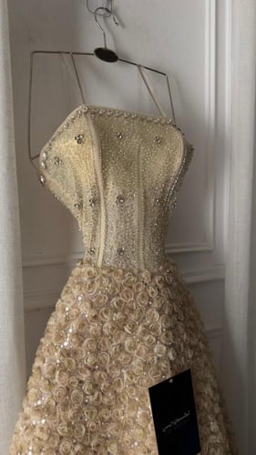 فستان سهرة باللون البيج