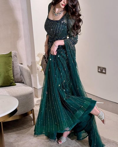 فستان سهرة باللون الاخضر بأكمام طويلة