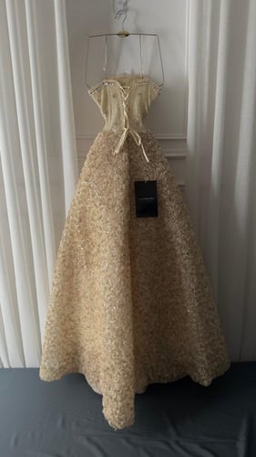 فستان سهرة باللون البيج