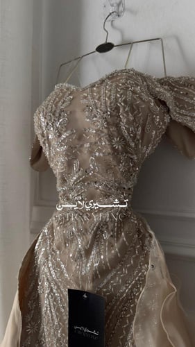 فستان سهرة باللون الفاتح