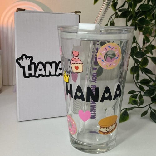 كوب زجاجي مع مصاص