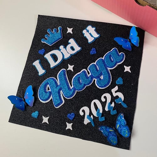 تزيين قبعة تخرج فراشات