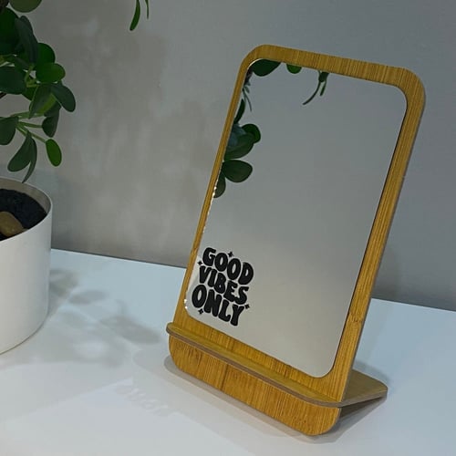 مرايا مور خشبية