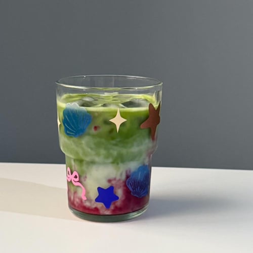 كوب زجاجي مع مصاص