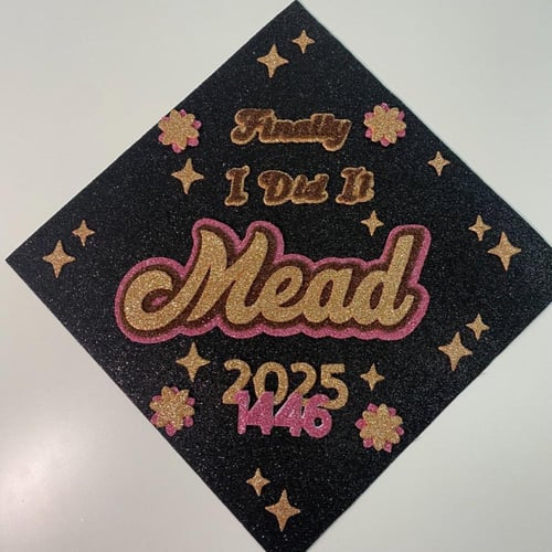 تزيين قبعة تخرج ورود