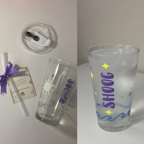 كوب زجاجي مع مصاص