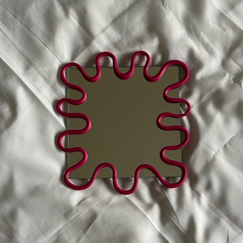 مرايا باللون الوردي صغير