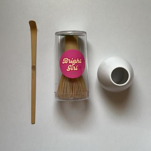 ويسك وحامل الويسك وملعقة خشبية