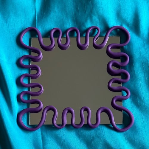 مرايه باللون البنفسجي صغير