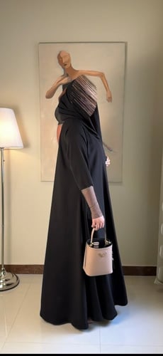 #369 ( تسليم فوري ) عباية سوداء مع طرف كم مخرم